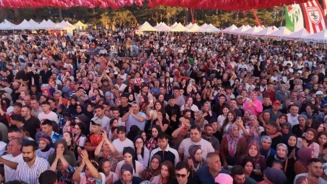 Samsun Festivali&rsquo;ni duyan 75 bin kişi yaylaya akın etti
