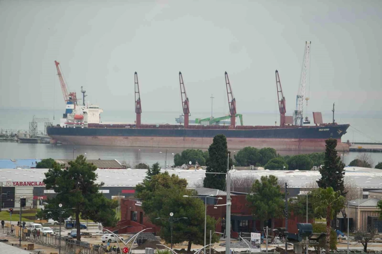 Samsun g&uuml;mr&uuml;ğ&uuml;nden en &ccedil;ok meyve ihra&ccedil; edildi, motorin ithal edildi
