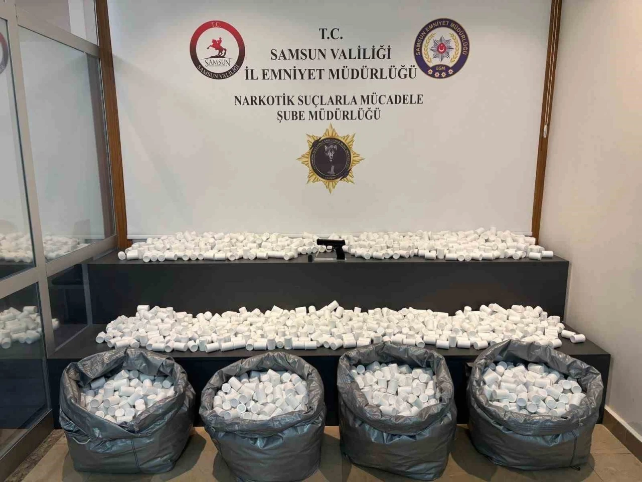 Samsun polisi dijital takiple 171 bin 824 adet sentetik ecza ele geçirdi: 5 gözaltı