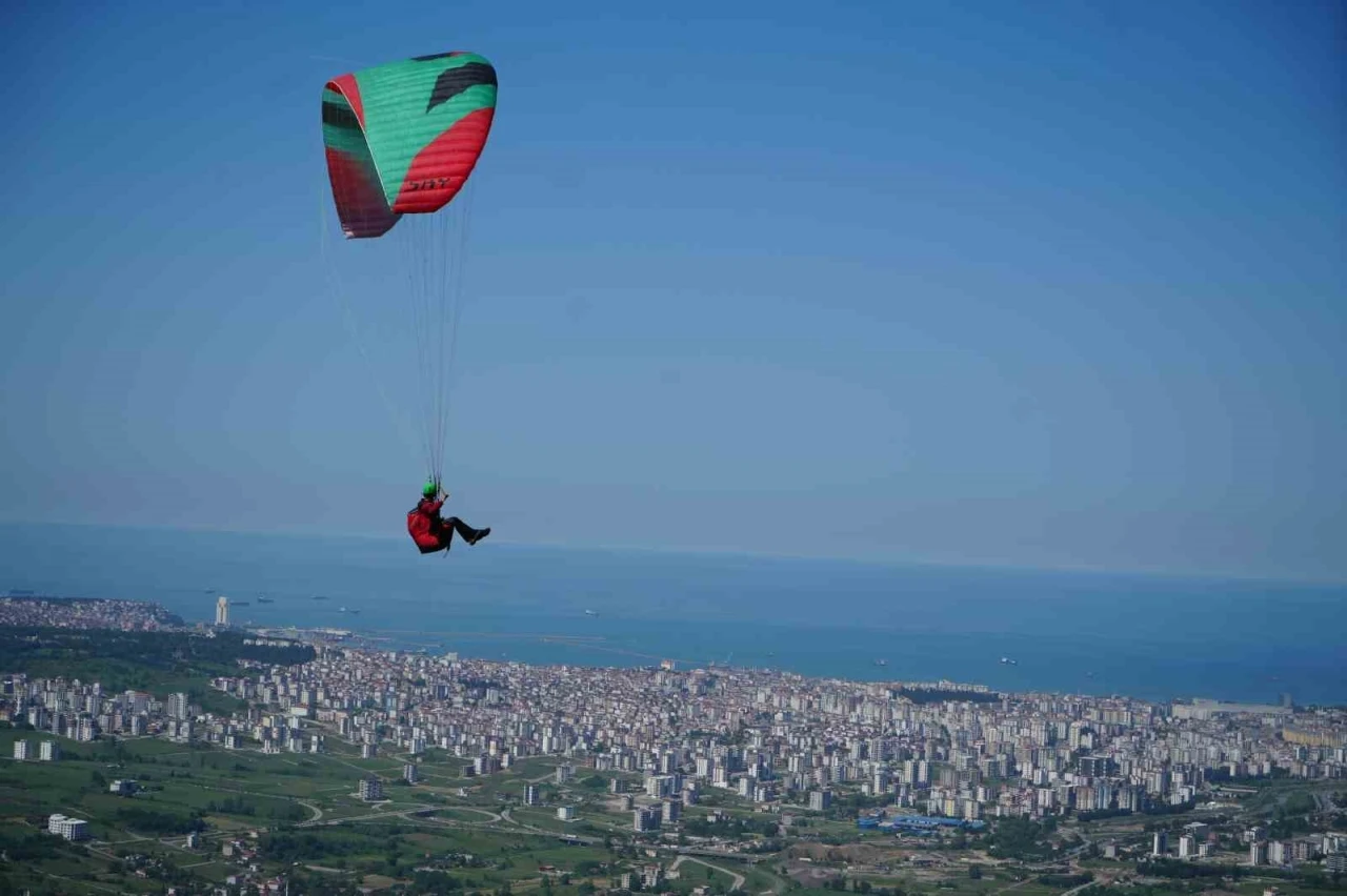Samsun semaları yamaç paraşütleri ile şenlendi
