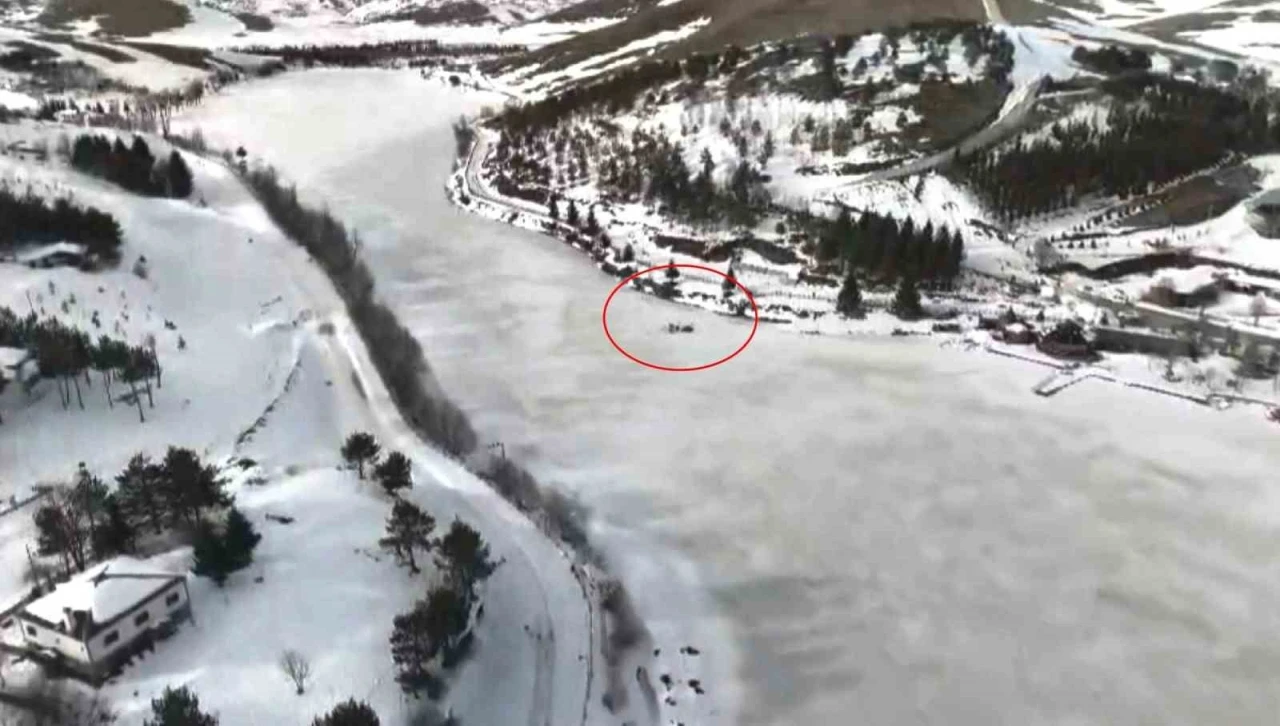 Samsunlu doğa fotoğraf&ccedil;ısı doktor donmuş g&ouml;l&uuml;n &uuml;zerinde kamp yaptı
