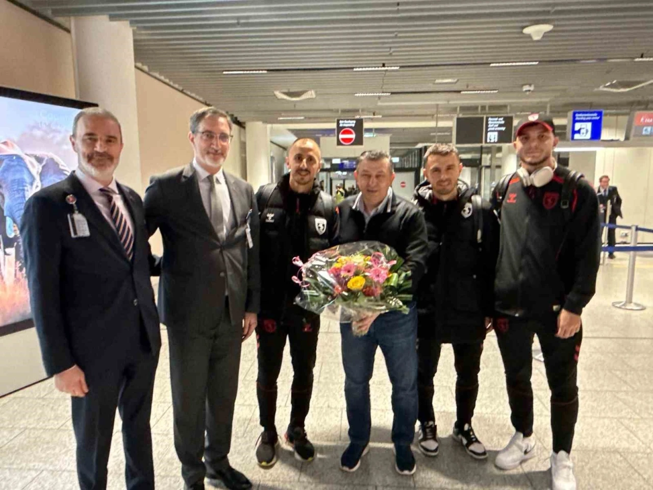 Samsunspor, Almanya&rsquo;da &ccedil;i&ccedil;eklerle karşılandı
