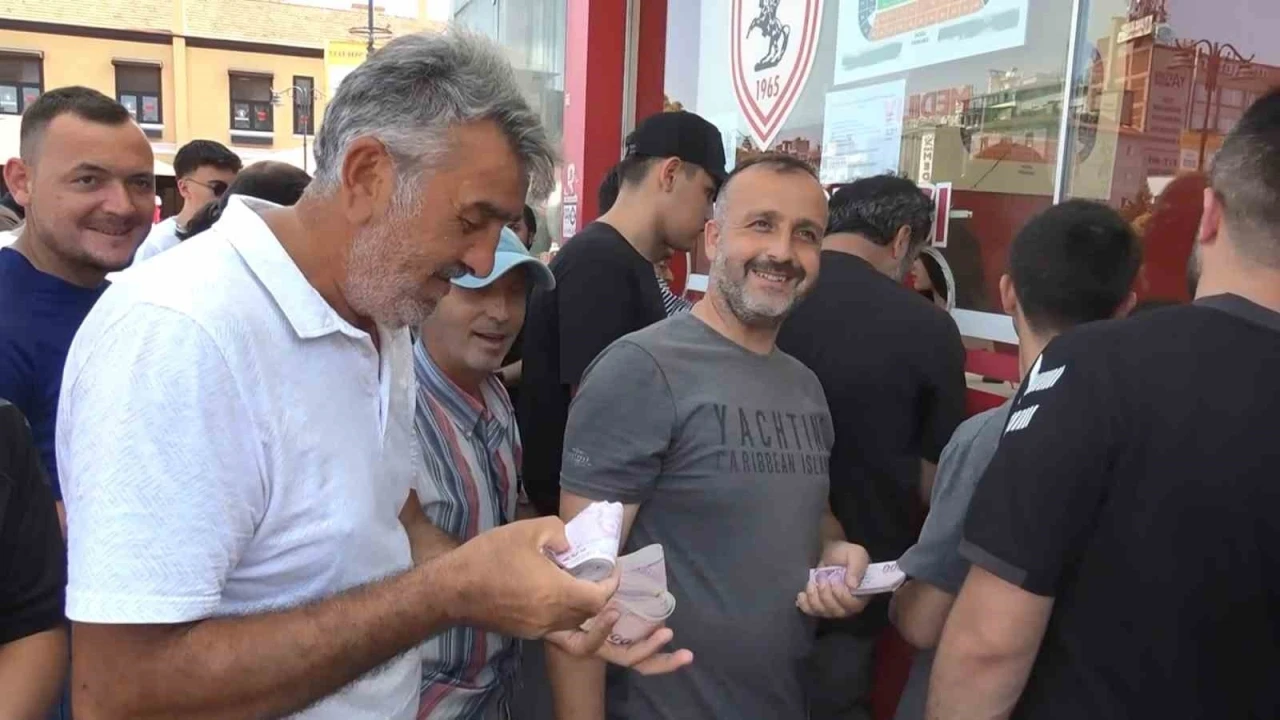 Samsunspor taraftarlarının kombine alımı, Yeşilçam film sahnelerini hatırlattı
