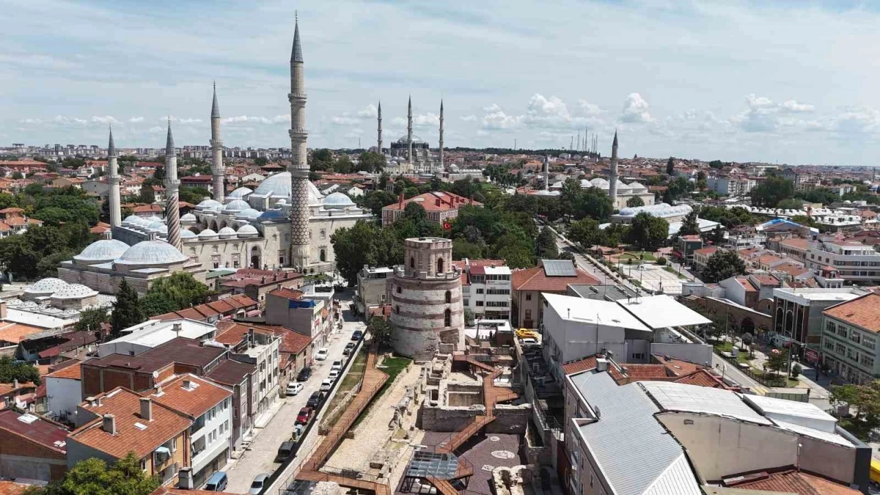 Sanat tarih&ccedil;isi Prof. Dr. Beksa&ccedil;: "Makedonya Kulesi hak ettiği bilgiye layık olması gereken bir yapı"
