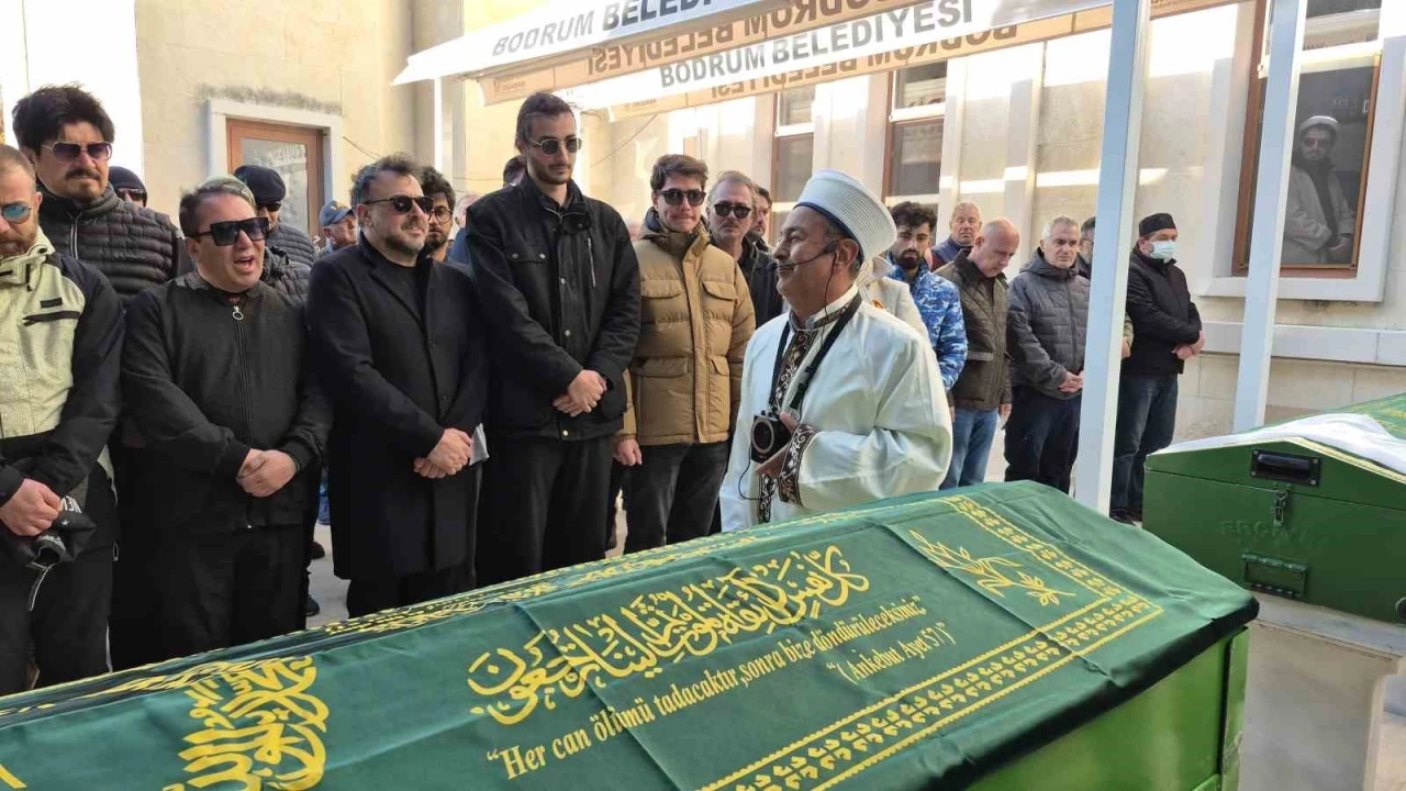 Sanatçı Tanyeli Gözyaşlarıyla Son Yolculuğuna Uğurlandı