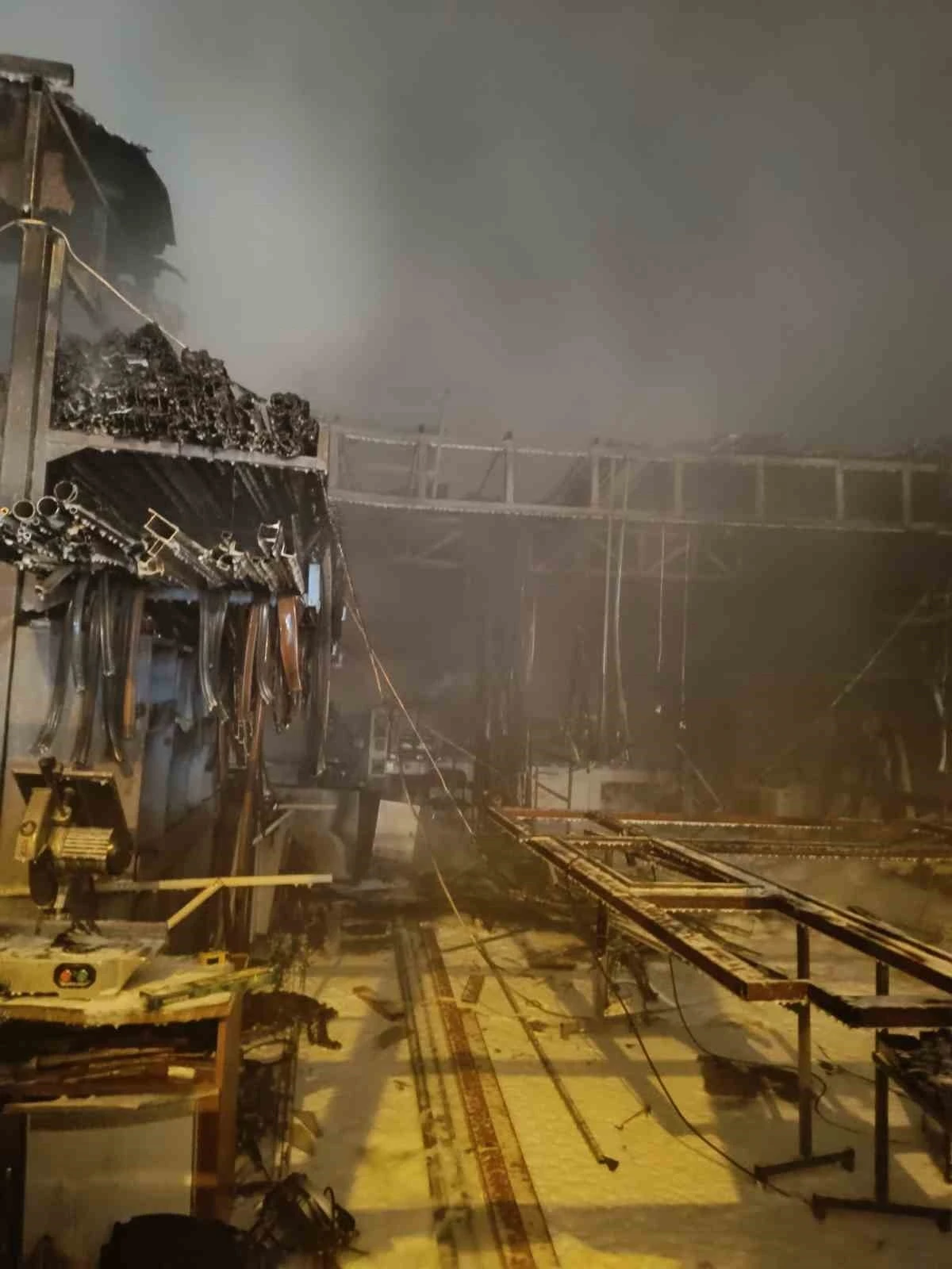 Sanayi sitesinde üretim atölyesi alevlere teslim oldu
