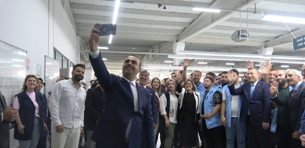 Sanayi ve Teknoloji Bakanı Kacır tekstil isçileriyle buluştu
