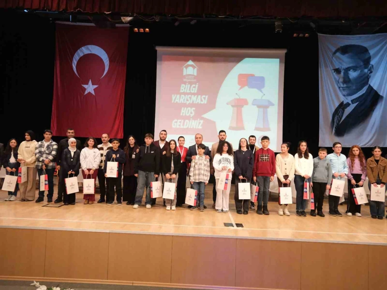 Sancaktepe Belediyesi Bilgi evi &ouml;ğrencileri bilgilerini yarıştırdı
