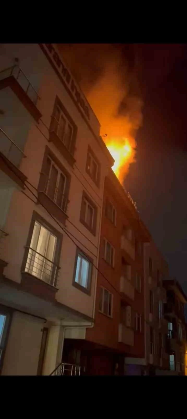 Sancaktepe’de 3 katlı binanın çatısında korkutan yangın
