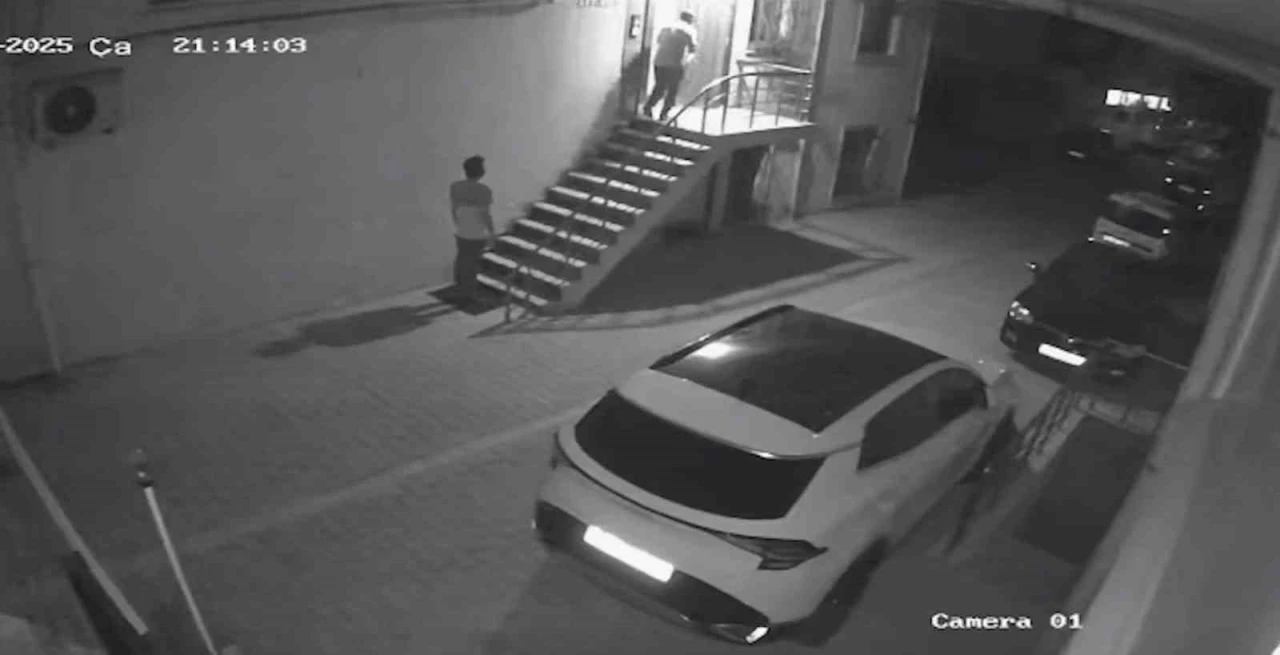 Sancaktepe’de 4 dakikalık hırsızlık turu: Bisikletle kaçtılar

