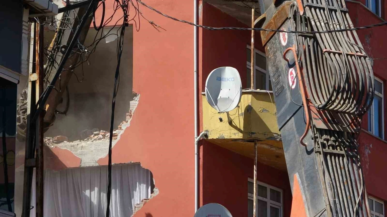 Sancaktepe’de depremde hasar gören 5 katlı bina kontrollü şekilde yıkıldı

