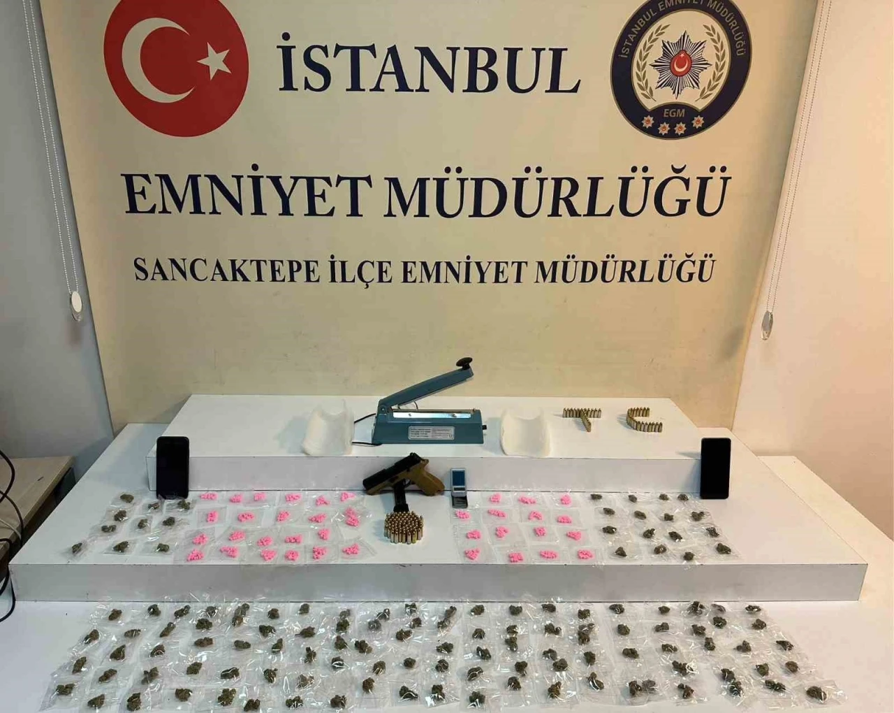 Sancaktepe&rsquo;de d&uuml;zenlenen operasyonda &ccedil;ok sayıda uyuşturucu madde ele ge&ccedil;irildi
