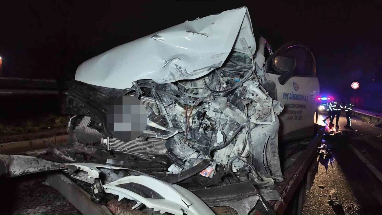 Sancaktepe&rsquo;de ters şeritte ilerleyen otomobil dehşet sa&ccedil;tı: İki ara&ccedil; &ccedil;arpıştı, 2 kişi yaralandı
