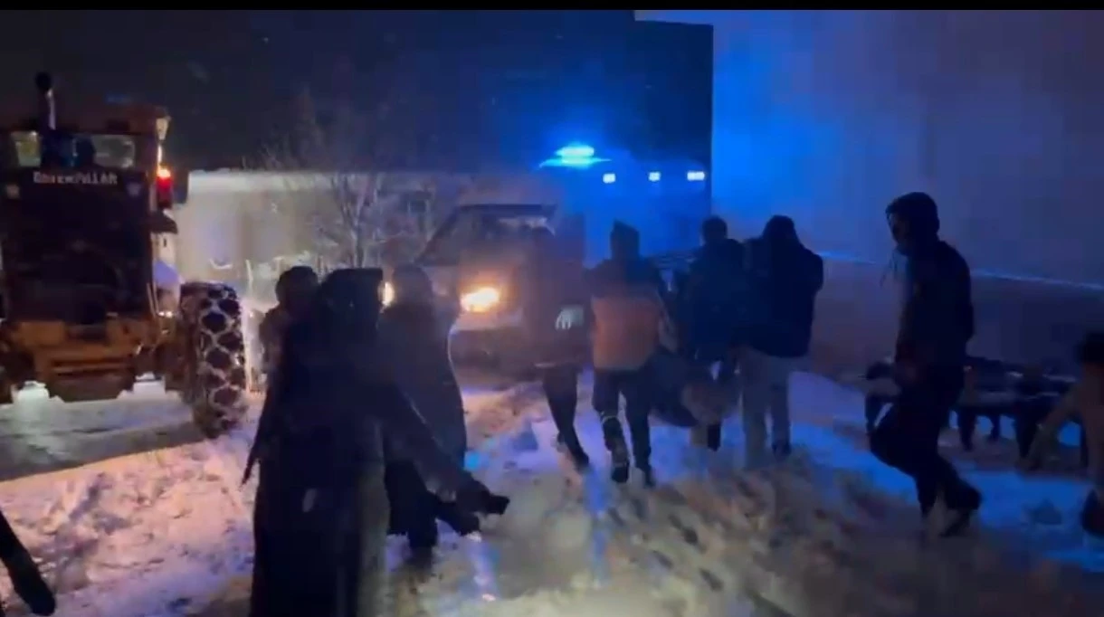 Sancısı tutan hamile kadın i&ccedil;in ekipler seferber oldu
