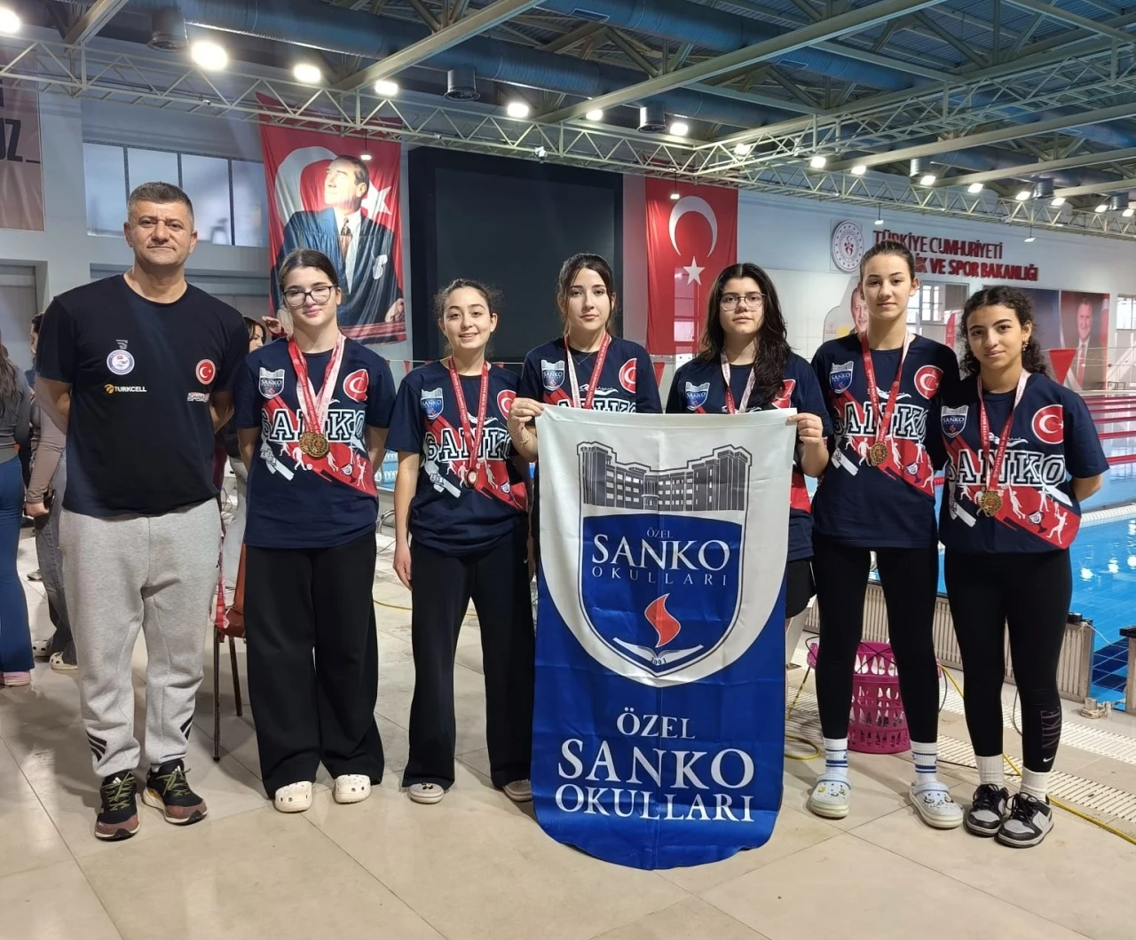 SANKO Okulları gen&ccedil; kız y&uuml;zme takımı, b&ouml;lge şampiyonu oldu
