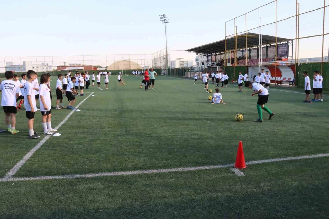 Şanlıurfa B&uuml;y&uuml;kşehir Belediyesi binlerce &ccedil;ocuğu futbolla buluşturuyor
