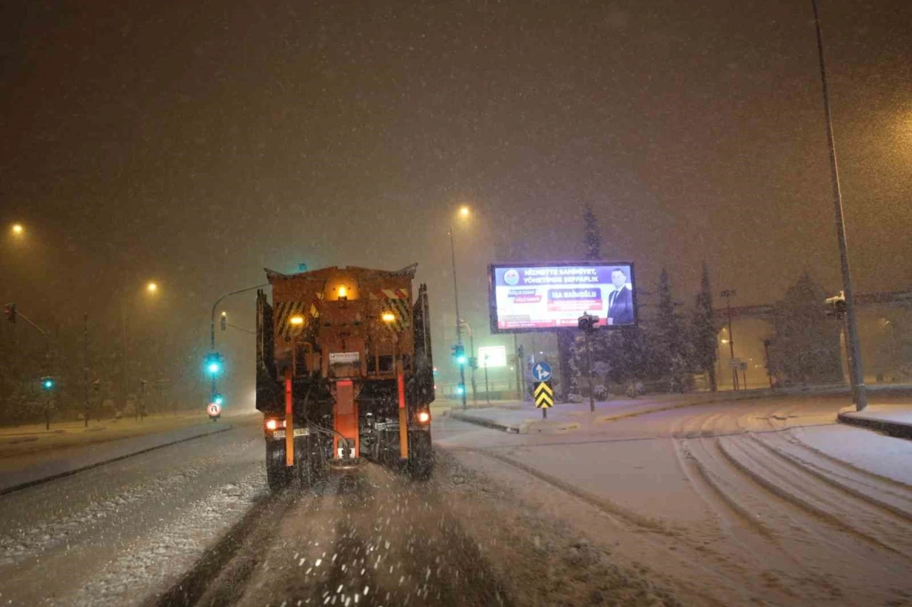 Şanlıurfa B&uuml;y&uuml;kşehir Belediyesi kar mesaisinde
