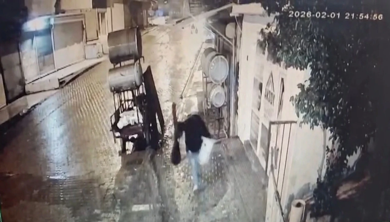 Şanlıurfa&rsquo;da 100 bin lirayı &ccedil;alan ş&uuml;pheli kameraya yansıdı
