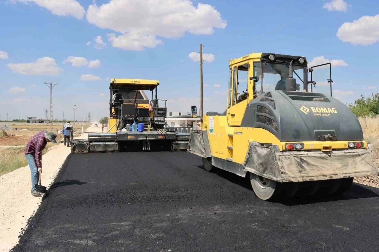 Şanlıurfa’da 14 kilometrelik grup yolunda asfalt seferberliğ
