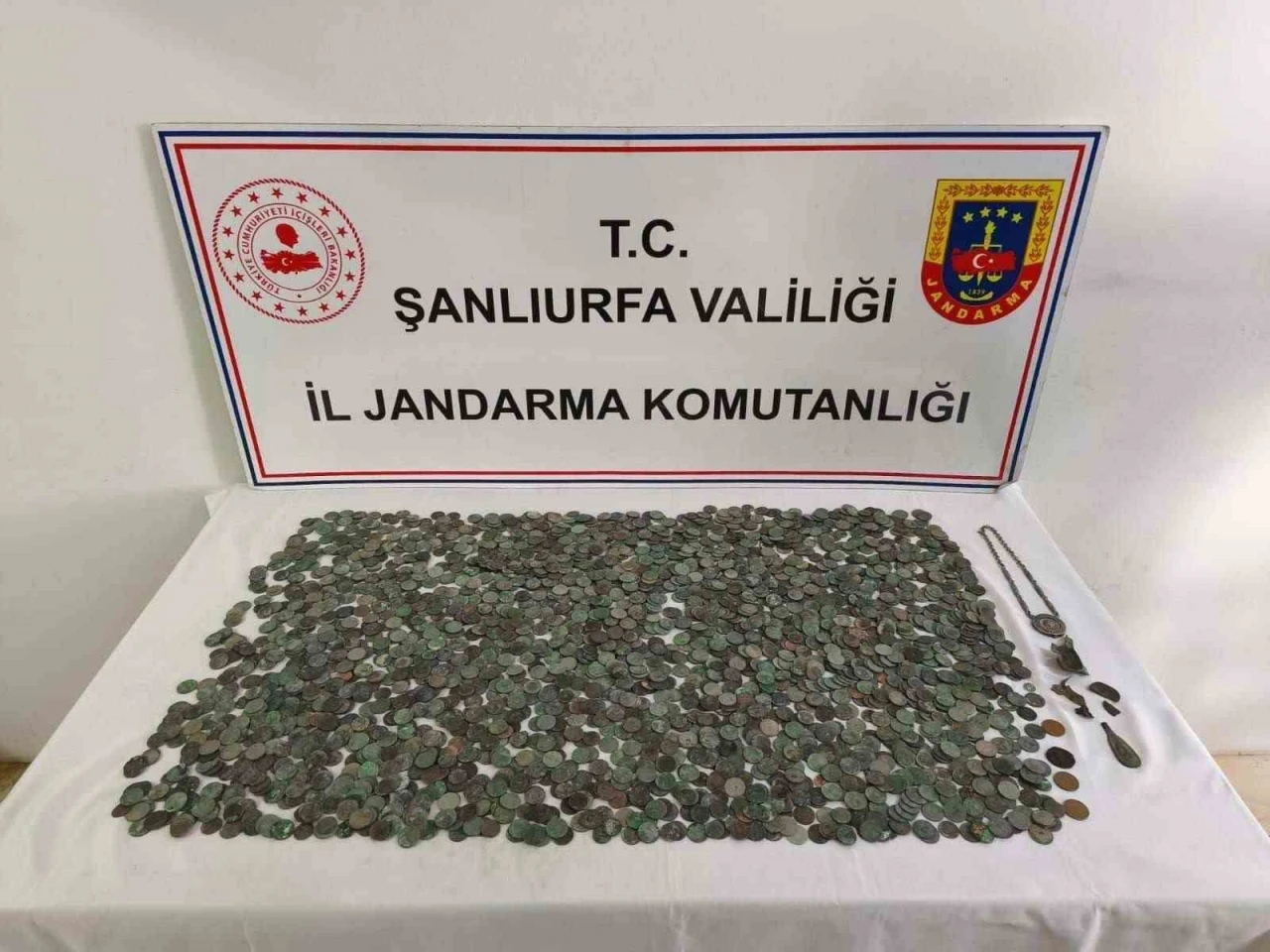 Şanlıurfa&rsquo;da 2 bin 644 adet g&uuml;m&uuml;ş ve bronz sikke ele ge&ccedil;ti
