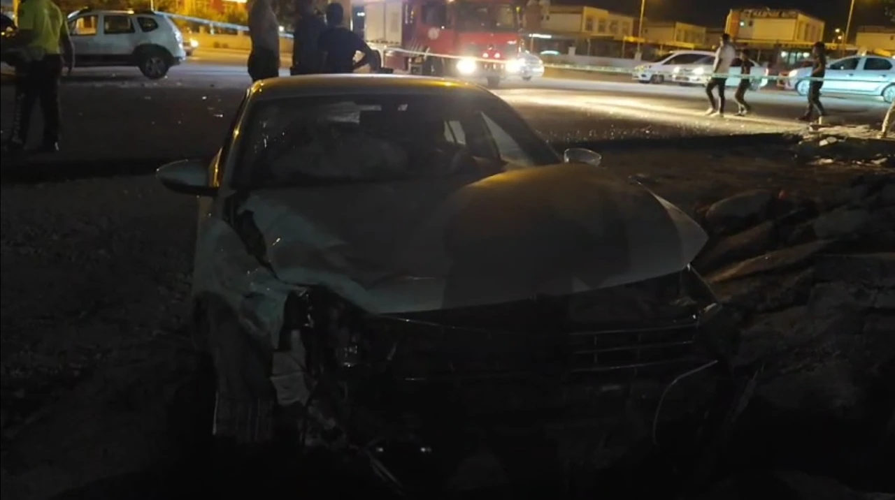 Şanlıurfa’da 2 otomobil kafa kafaya çarpıştı: 5 yaralı
