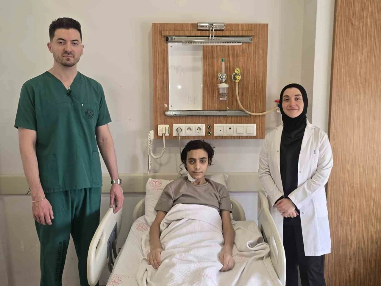 Şanlıurfa&rsquo;da 8 santimetrelik dev beyin t&uuml;m&ouml;r&uuml; kapalı y&ouml;ntemle alındı
