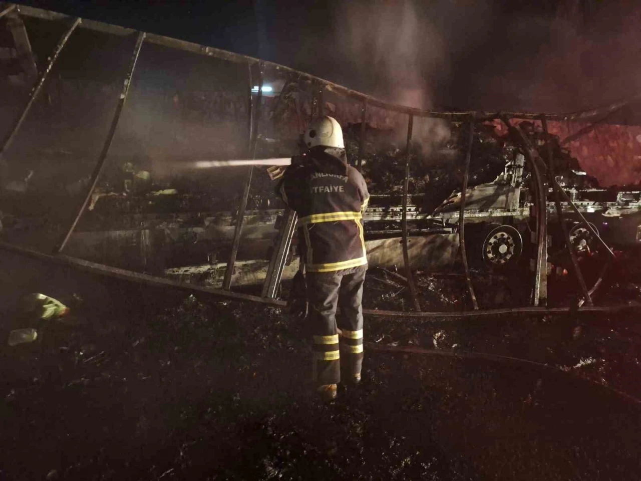 Şanlıurfa’da alev alev yanan tır hurda yığınına döndü
