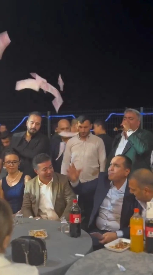 Şanlıurfa’da belediye başkanlarının düğünde para saçması tepki çekti
