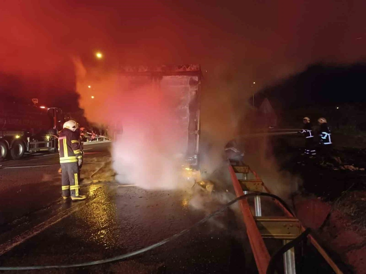 Şanlıurfa’da beyaz eşya yüklü tır alev alev yandı
