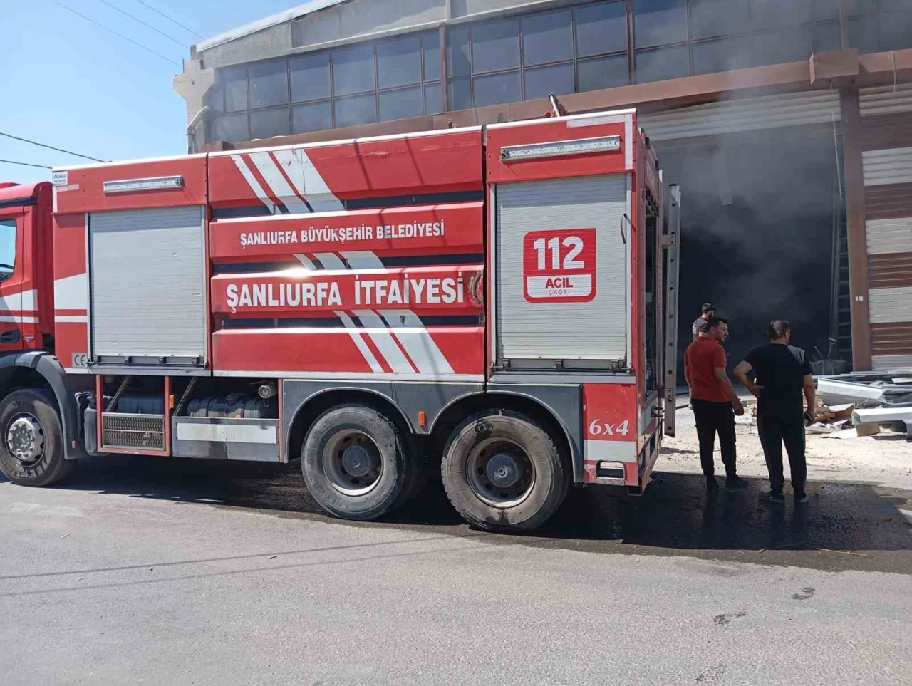 Şanlıurfa’da boya fabrikasında çıkan yangın kontrol altına alındı
