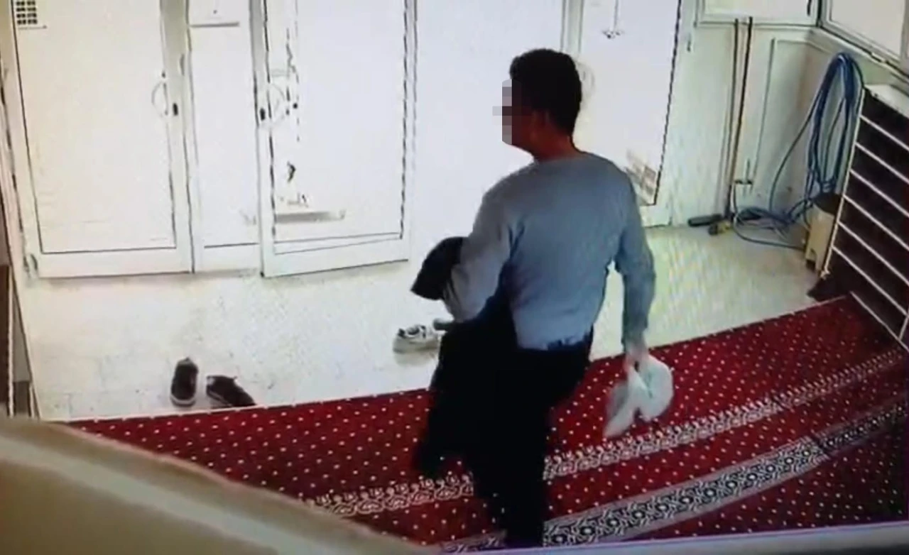 Şanlıurfa’da camide ayakkabı ve mont hırsızlığı kamerada

