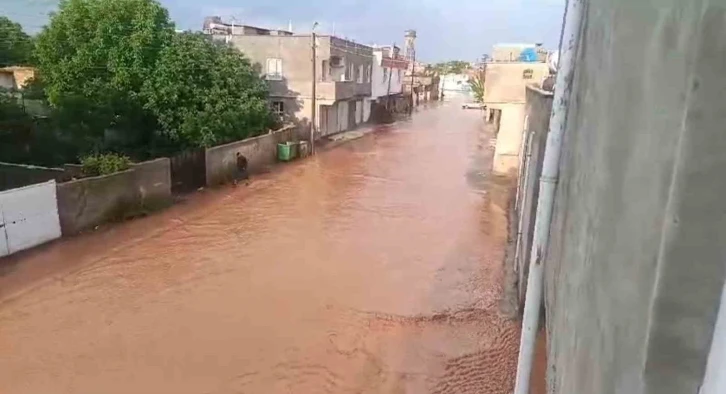 Şanlıurfa’da dolu ve yağmur kırsal mahalleleri göle çevirdi
