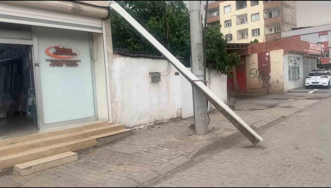 Şanlıurfa’da fırtına sürücülere zor anlar yaşattı
