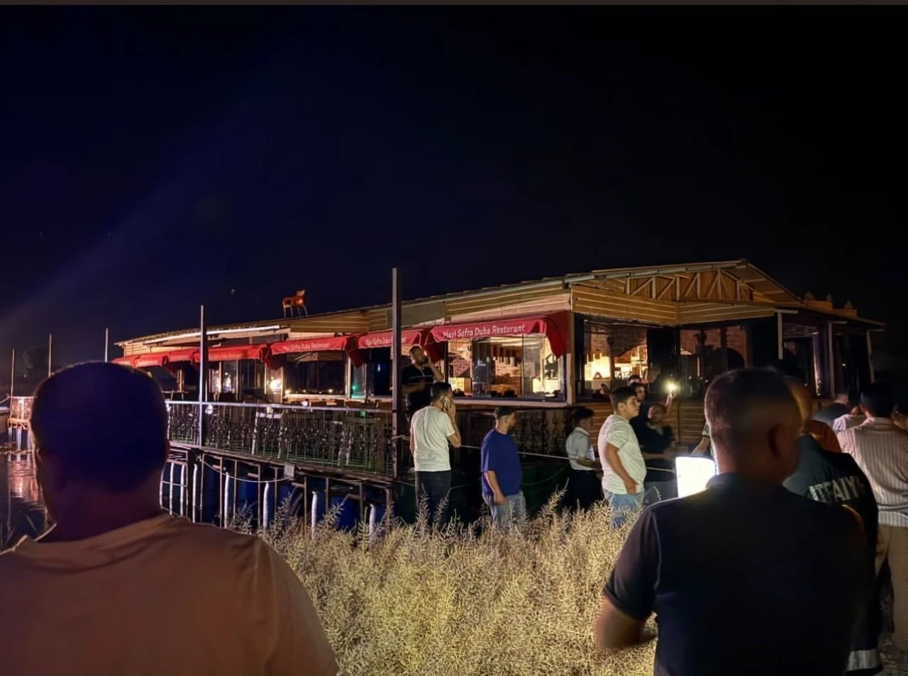 Şanlıurfa’da halatları kopan duba restoran müşterilerle birlikte Fırat Nehri’nde sürüklendi
