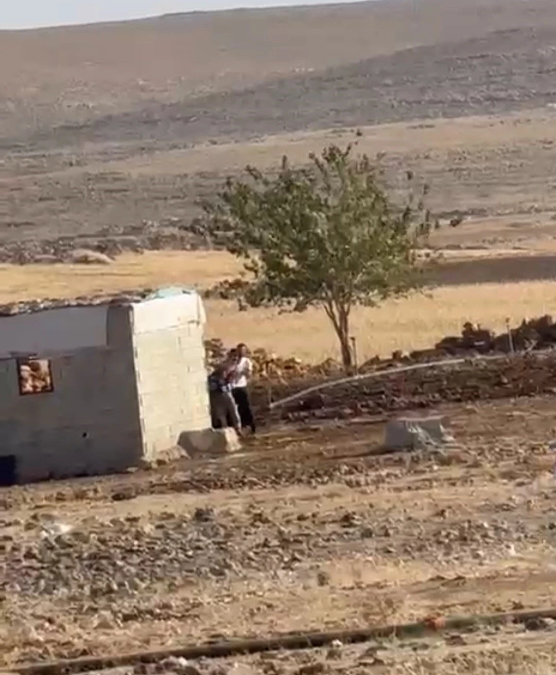 Şanlıurfa’da iki aile arasındaki silahlı çatışma kamerada

