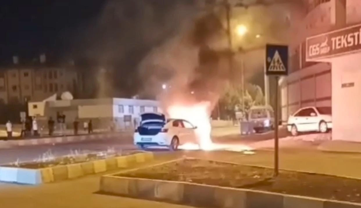 Şanlıurfa’da ilginç olay, 1 otomobil yandı, 3 tanesi ise kaza yaptı