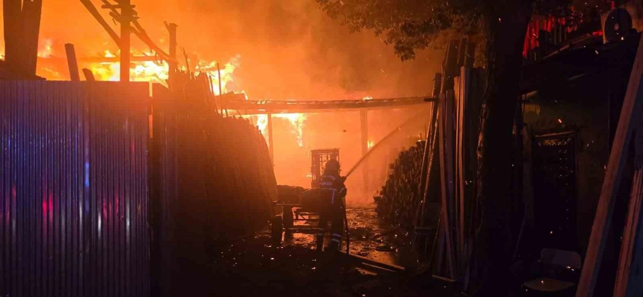 Şanlıurfa’da iş yerinde korkutan yangın
