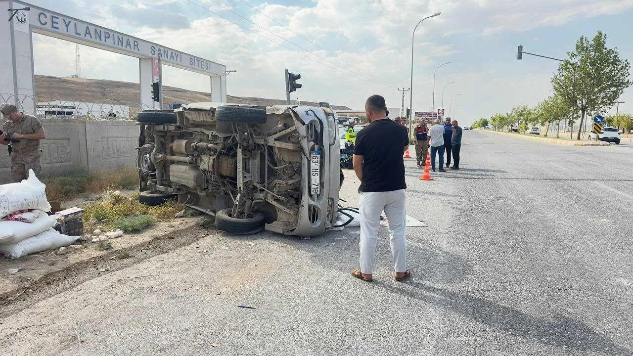 Şanlıurfa&rsquo;da kamyonet devrildi: 2 yaralı
