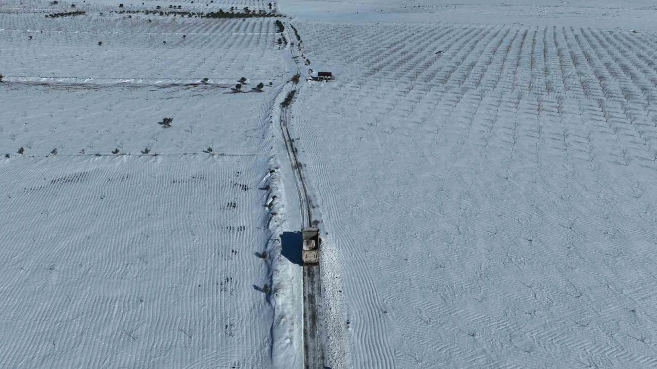 Şanlıurfa&rsquo;da kapanan kırsal mahalle yolları iş makineleri ile a&ccedil;ılıyor
