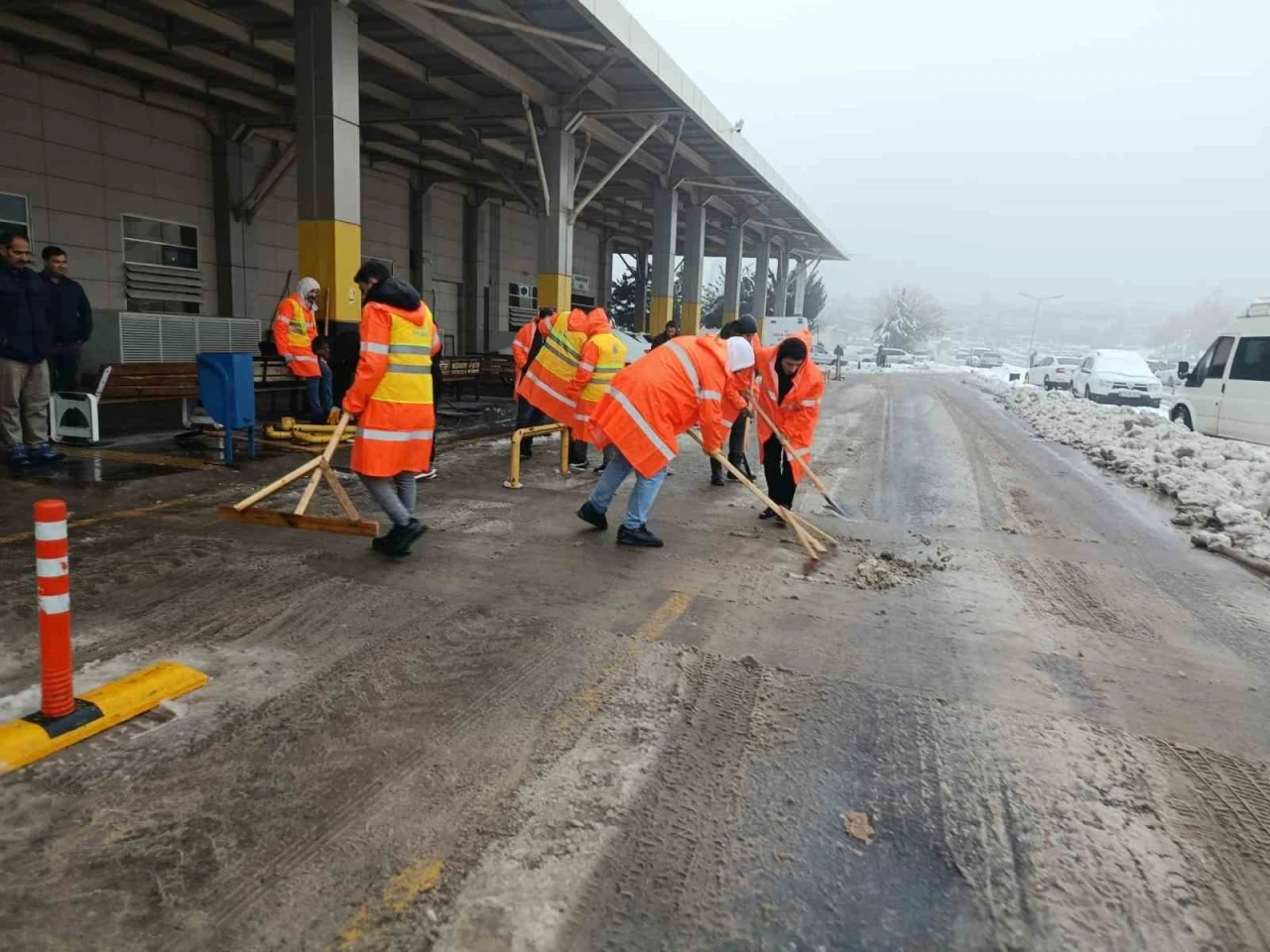 Şanlıurfa&rsquo;da kar temizliği s&uuml;r&uuml;yor
