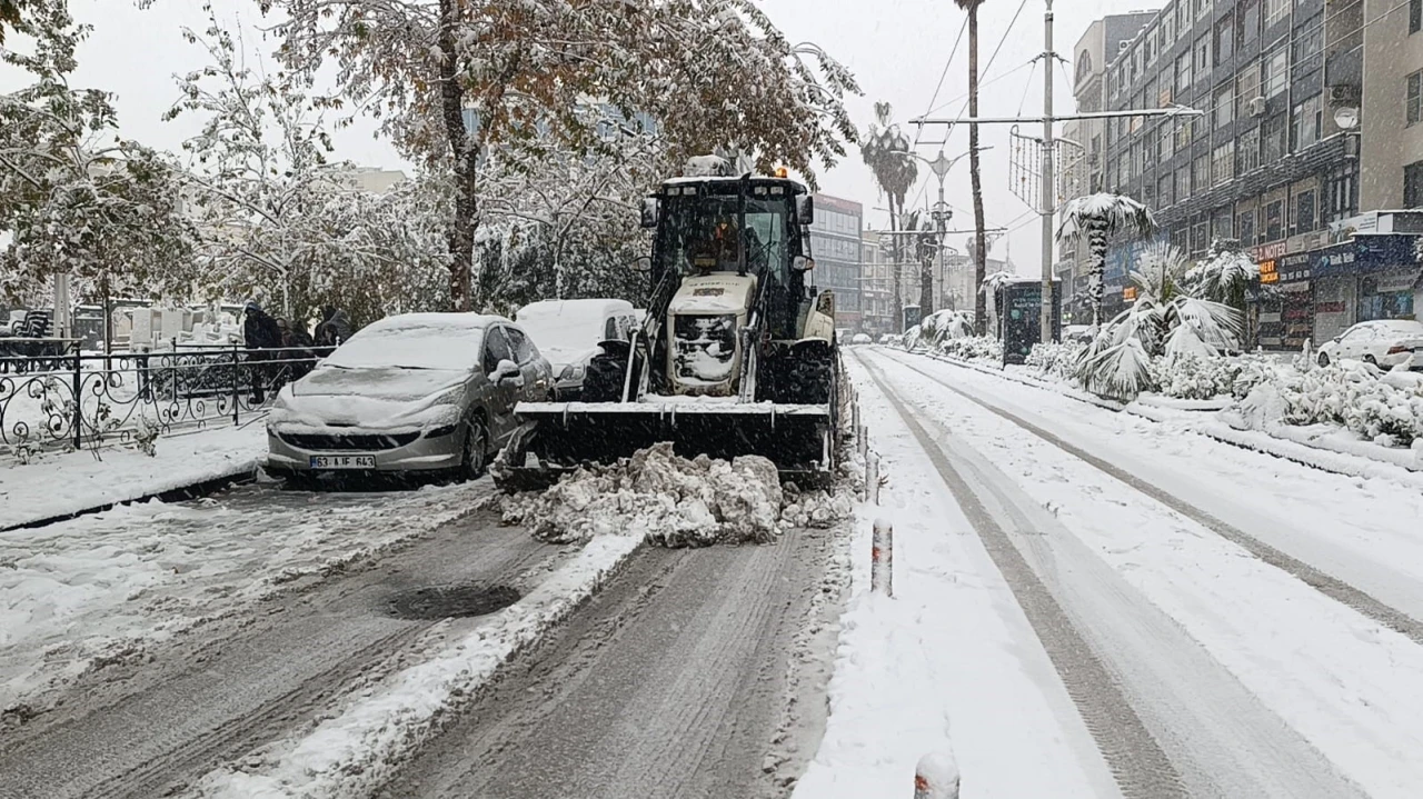Şanlıurfa&rsquo;da karla m&uuml;cadele &ccedil;alışmaları s&uuml;r&uuml;yor
