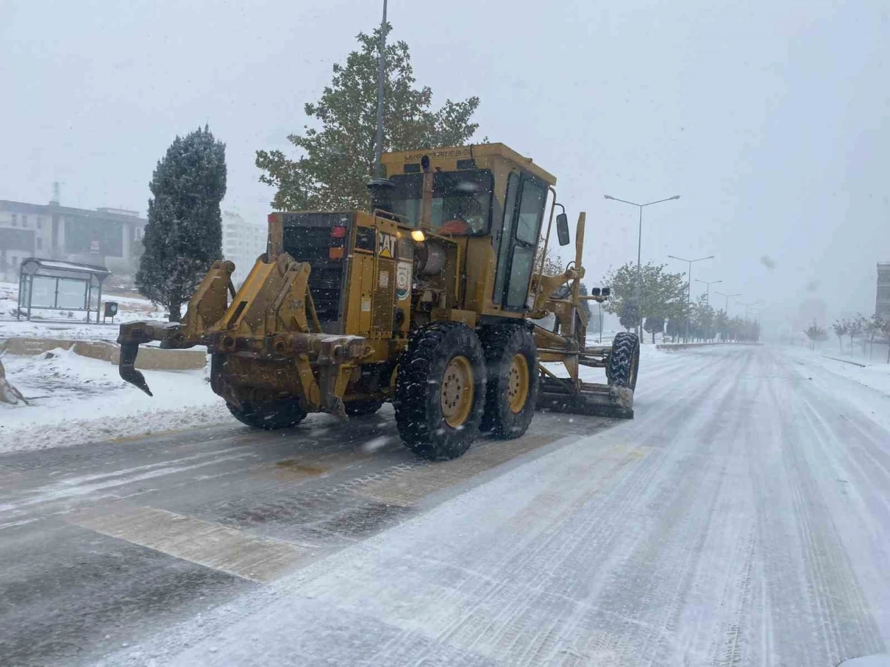 Şanlıurfa&rsquo;da karla m&uuml;cadele s&uuml;r&uuml;yor
