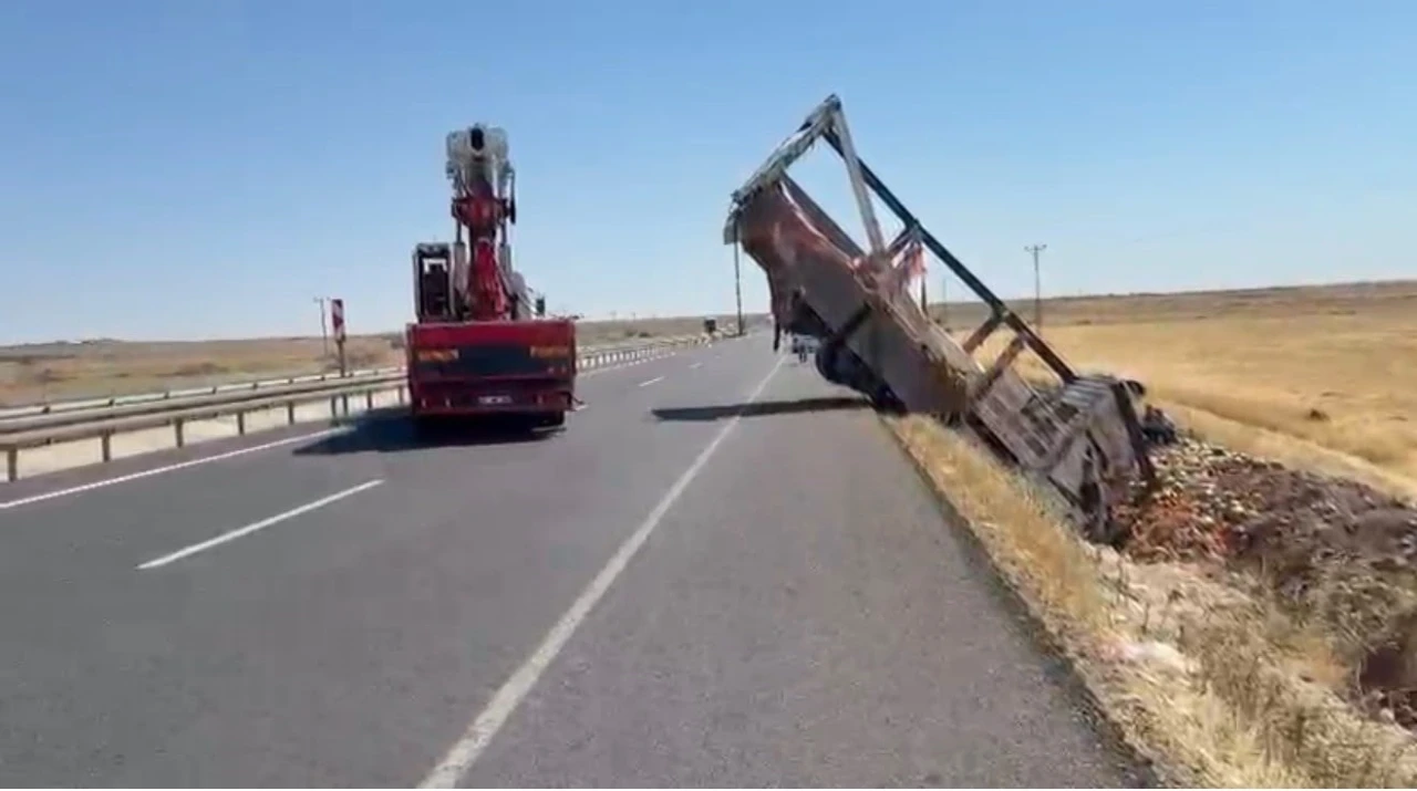 Şanlıurfa&rsquo;da karpuz y&uuml;kl&uuml; kamyon şarampole devrildi: 2 yaralı
