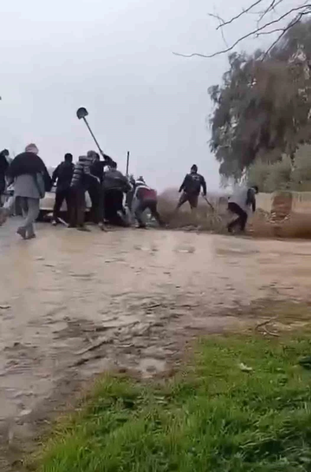 Şanlıurfa&rsquo;da kazmalı k&uuml;rekli arazi kavgası: 7 yaralı
