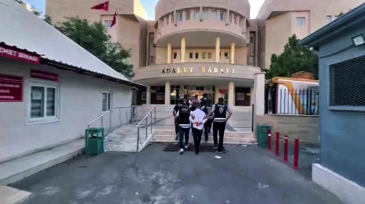 Şanlıurfa&rsquo;da kendilerini kamu g&ouml;revlisi olarak tanıtan dolandırıcılar tutuklandı
