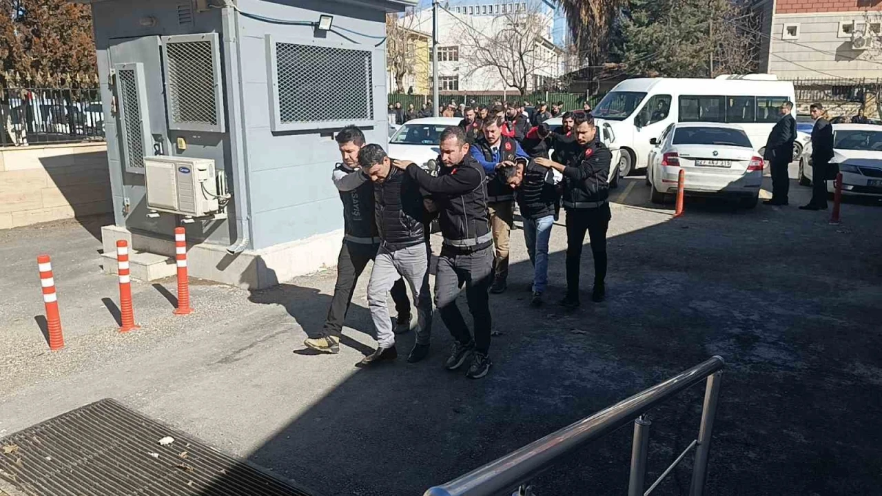 Şanlıurfa&rsquo;da kuyumcu soygununda 6 ş&uuml;pheli adliyeye sevk edildi
