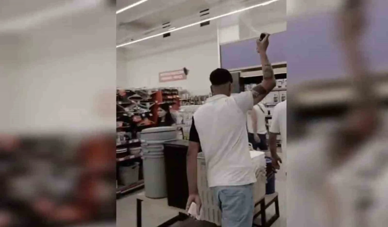 Şanlıurfa’da markette etrafa deodorant sıkan şahıs gözaltına alındı