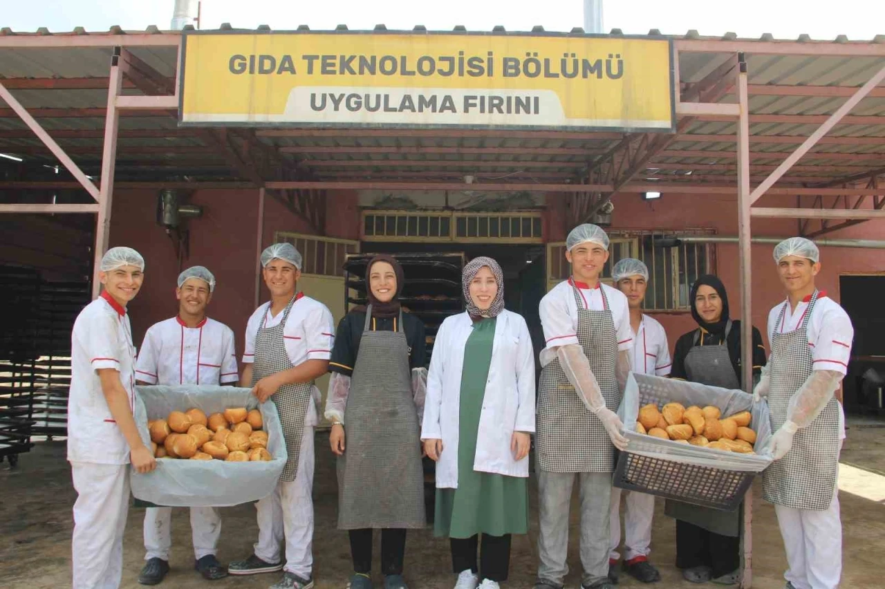 Şanlıurfa’da meslek lisesi öğrencileri günlük 16 bin ekmek üretiyor
