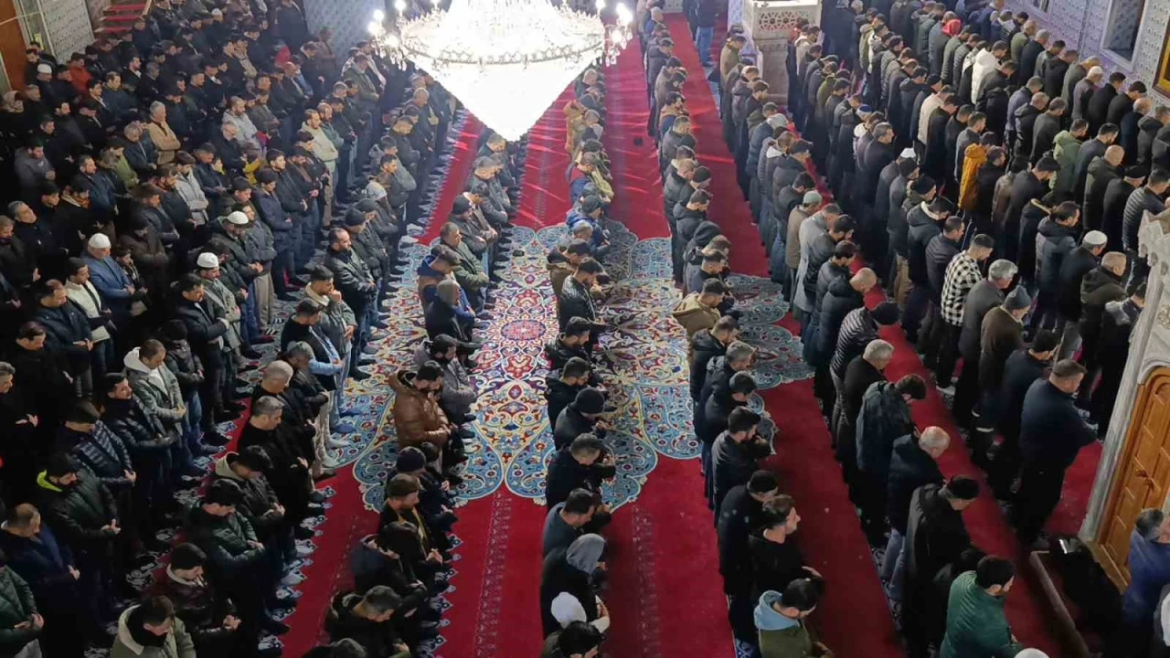 Şanlıurfa&rsquo;da Mira&ccedil; Kandili dualarla idrak edildi
