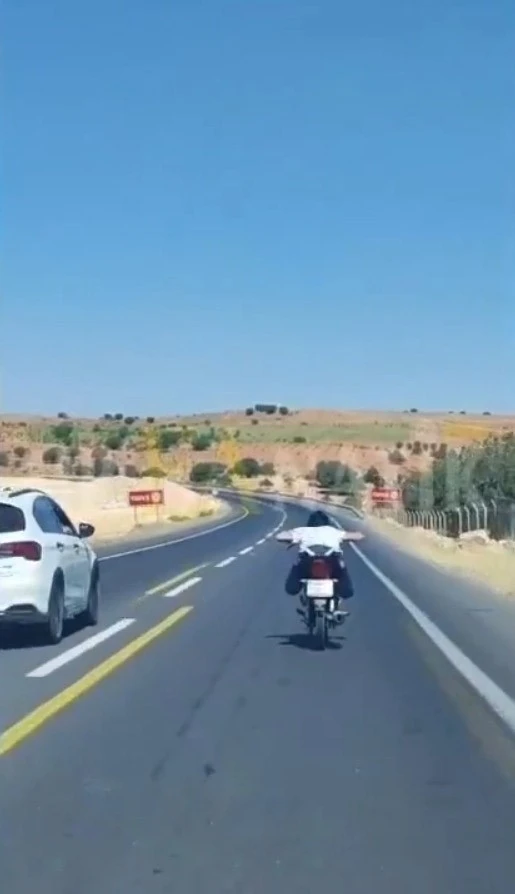 Şanlıurfa’da motosikletin üzerinde uzanarak süren sürücüye ceza
